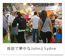 商談で夢中なJohnとSydne